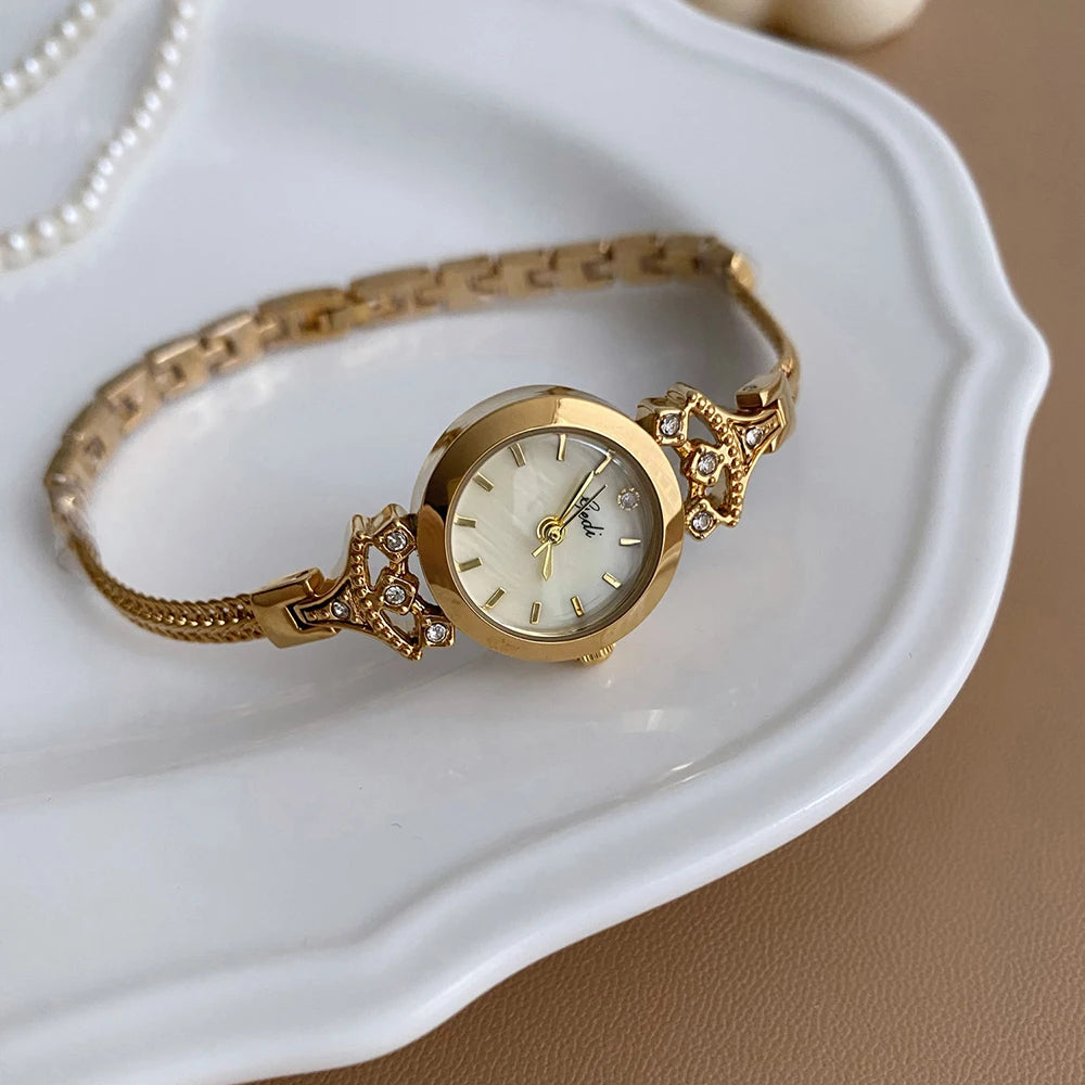 Reloj Dorado con Cristales
