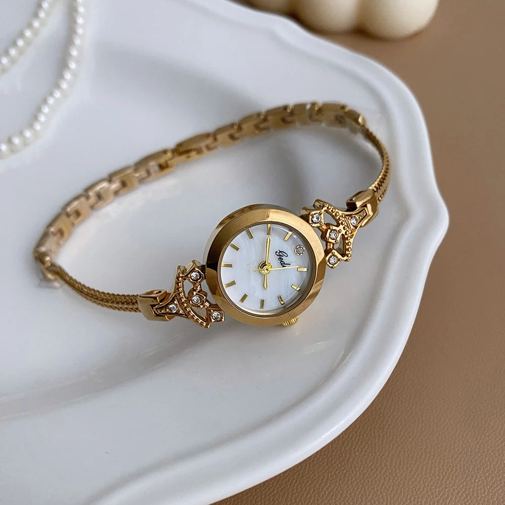 Reloj Dorado con Cristales